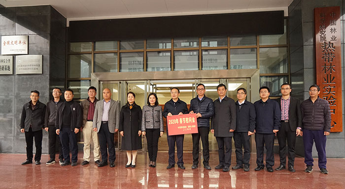 1月14日,凭祥市综合保税区管委会常务副主任,市委书记王方红带领