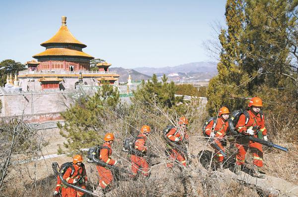 河北承德森林草原消防支队带装巡护防范森林火灾