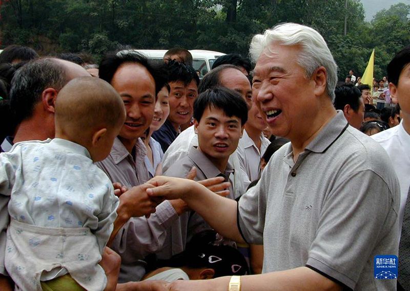 当年林县的县委书记杨贵(前右)回到林州受到乡亲们的热情欢迎(2001年