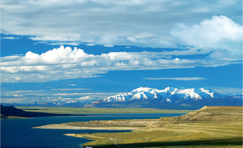 在青藏高原,巍峨的神山,碧蓝的圣湖和广阔的草原常常相依相伴,构筑成