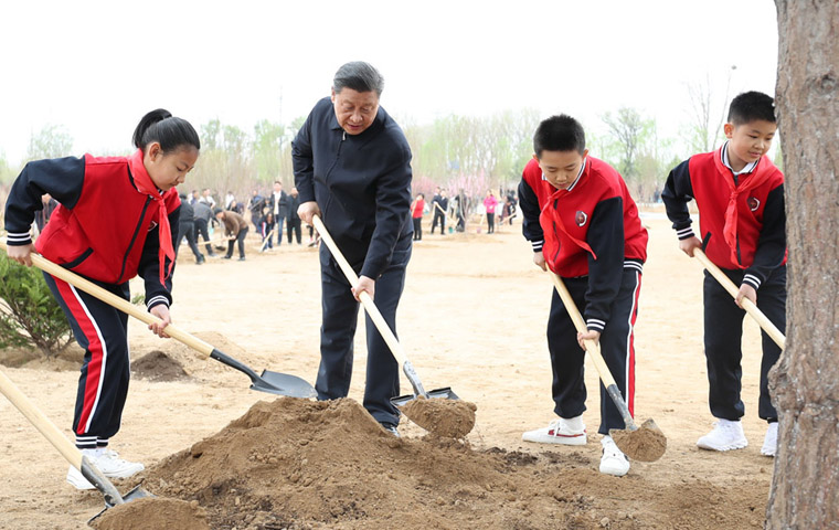 习近平在参加首都义务植树活动时强调：倡导人人爱绿植绿护绿的文明风尚 共同建设人与...