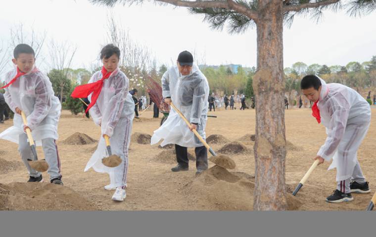 习近平参加首都义务植树活动时强调：掀起造林绿化热潮 绘出美丽中国的更新画卷