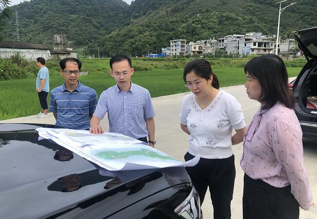 考察结束后项目组与凤山县委书记薛海源,县长杨胜涛等,就地质公园目前
