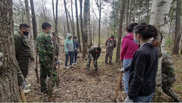 吉林 义务植树添绿临江林业局团委在行动