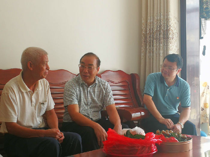 玉林市政协办公室主任文雅,六万林场副场长,工会主席郑绍鑫等陪同
