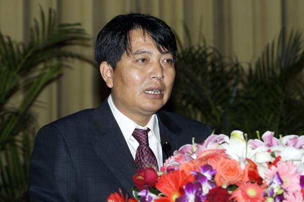 云南省腾冲县县委书记余炳武发言
