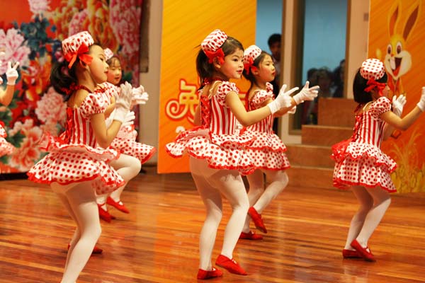 (机关服务局幼儿园演出)