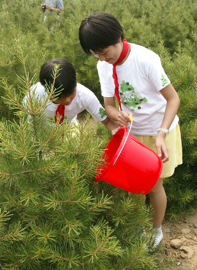 少先队员参加义务植树