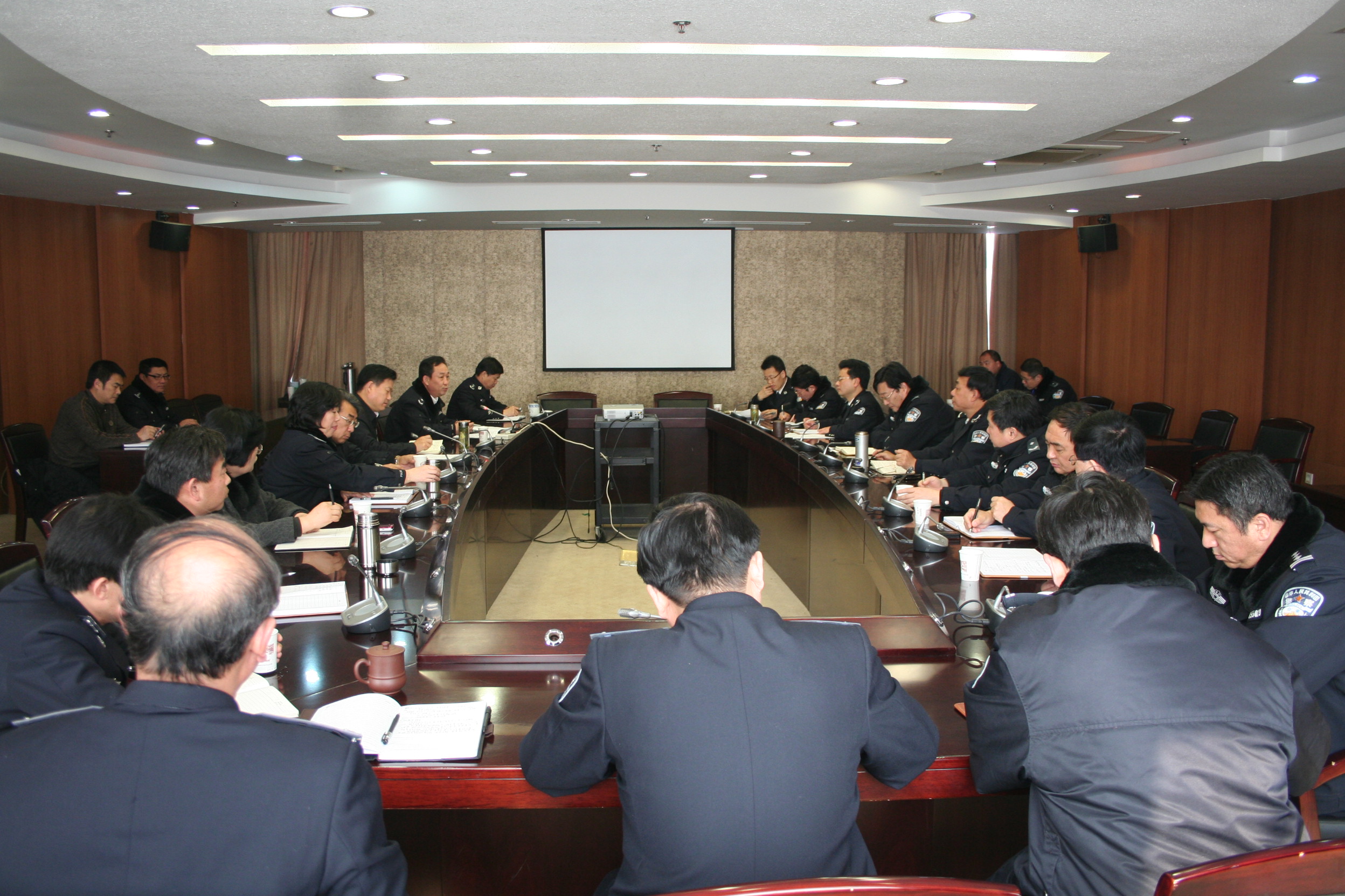 南京森林警察学院召开中层干部会议部署2011
