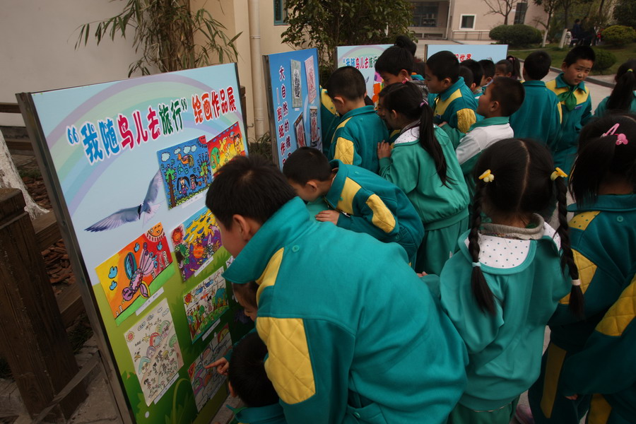 上海颛桥小学的学生在我随鸟儿去旅行绘画作