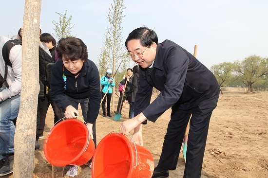 张永利参加首都妇女义务植树活动