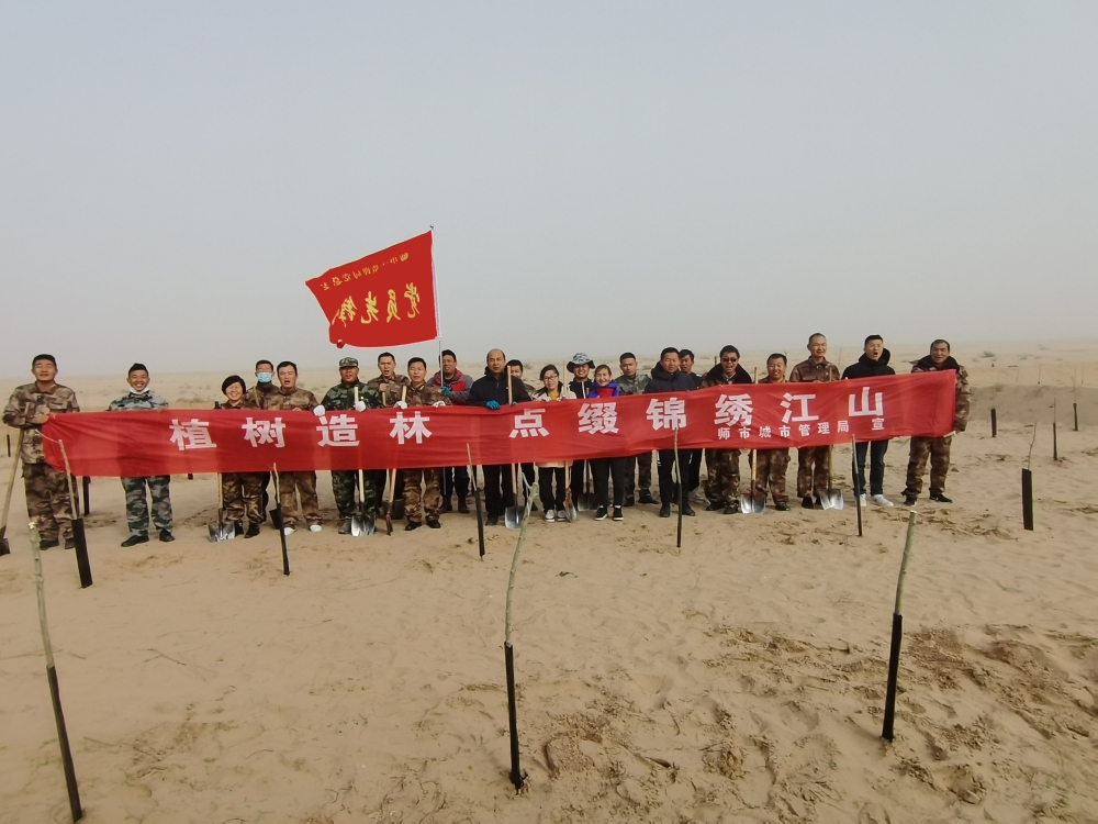 新疆兵团第一师阿拉尔市在塔克拉玛干沙漠北缘开展春季义务植树活动