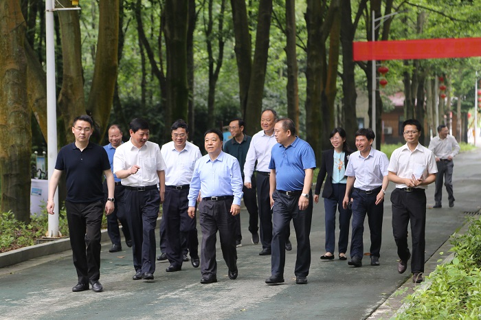 江西省委副书记叶建春到亚林中心调研