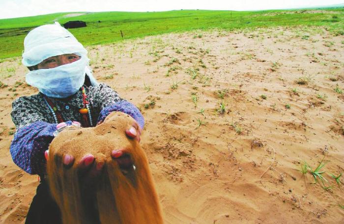 这是2004年7月拍摄到的若尔盖县境内的天然草场沙化现象  资料图片