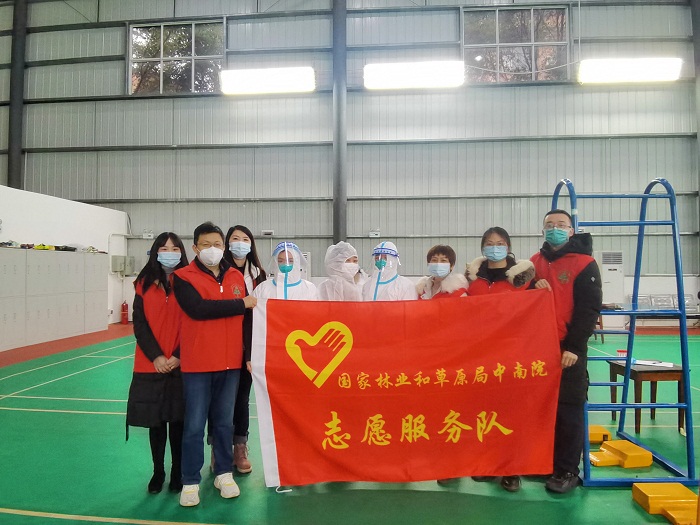 彰显青年力量助力疫情防控我院青年志愿者积极协助社区开展核酸检测