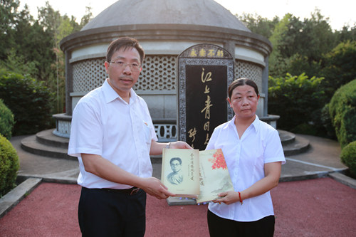 尹刚强书记在江上青烈士墓前向泗洪烈士陵园负责人赠送书籍实践组在江