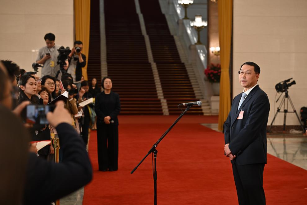 自然资源部部长关志鸥在全国两会“部长通道”接受媒体采访